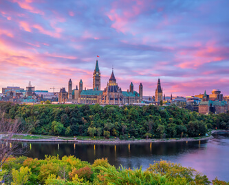 Parlamentet i Ontario i lyserødt aftenlys, Canada
