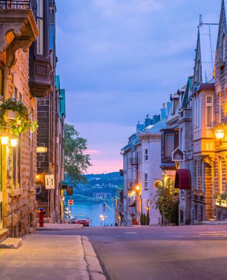 Gade i det gamle Québec med udsigt til flod