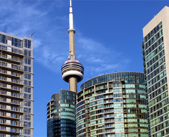 Blå himmel og bygninger med Canadas nationaltårn CN Tower i Toronto
