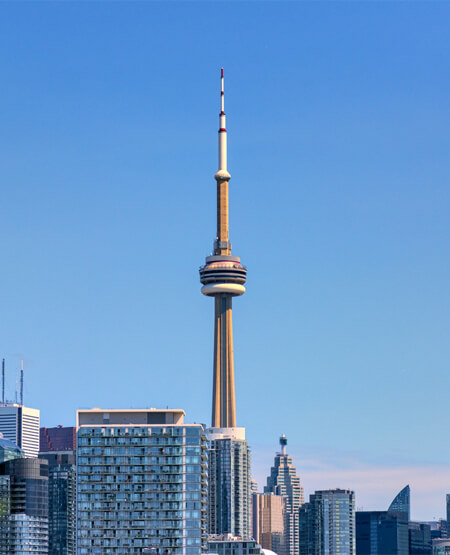 Blå himmel og Canadas nationaltårn CN Tower i Toronto