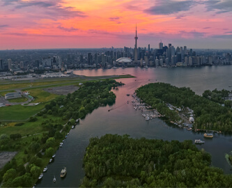 Luftfoto over Toronto Island i aftenlys