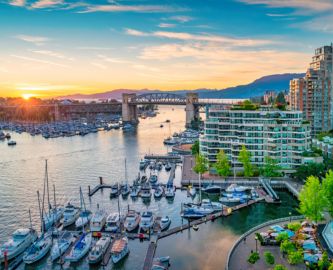Udsigt til bjerge og hav fra havnen i Vancouver
