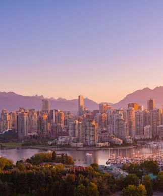 Vancouver omgivet af bjerge og skov