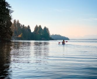 Kajakroer ved Bamfield, Vancouver Island