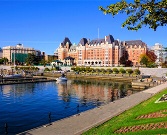 Bygning med havn foran i Victoria, Canada