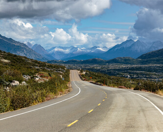 Kørselsudsigt af Klondike highway med bjerge i baggrunden