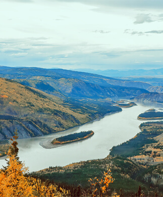 Yukon River med naturlandskaber omkring