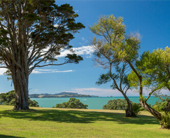 Udsigt over ø og hav ved Bay of Islands, New Zealand Udsigt over ø og hav ved Bay of Islands, New Zealand