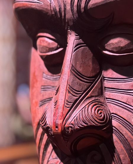 Traditionel udskæring af maori-ansigt i træ ved Waitangi Treaty Grounds, Bay of Islands Traditionel udskæring af maori-ansigt i træ ved Waitangi Treaty Grounds, Bay of Islands