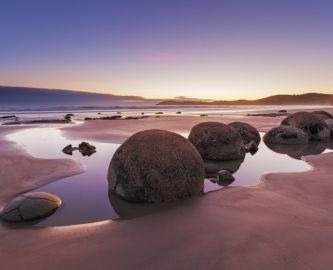 De runde sten, Moeraki Boulders, på stranden ved Otago i aftenlys