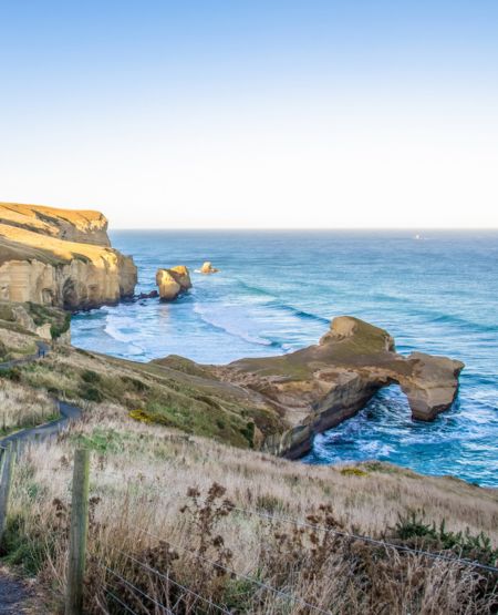 Sti ned til Tunnel Beach med den særlige klippeformation, der står som en naturlig bue i havet