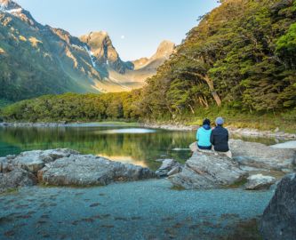 Par nyder udsigten over Lake Mackenzie på vandreruten Routeburn Track i Fiordlands, New Zealand