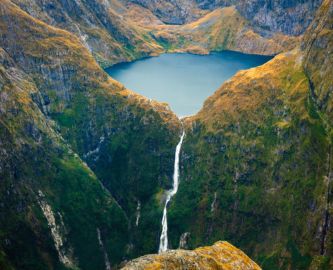 Sutherland Falls set fra luften. Vandfaldet kan bl.a. opleves vandreturen på MIlford Track.