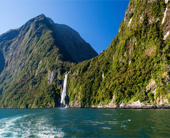 Vandfald i MIlford Sound set fra båd