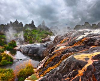Geotermisk landskab i Rotorua på New Zealands Nordø