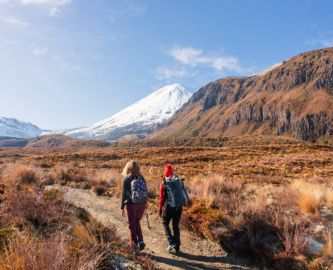 To vandrere på vandreruten Tongariro Crossing, New Zealand