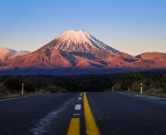 Udsigt til Mount Ngauruhoe for enden af New Zealandsk vej