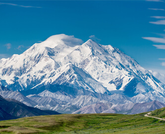 Flot udsigt til sneklædte bjerge i Alaska