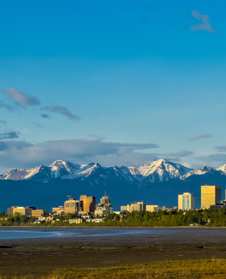 Udsigt til by og bjerge i Alaska