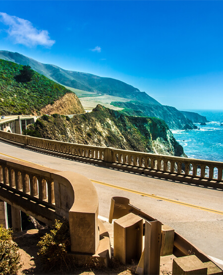 Highway 1 i Californien med udsigt over havet og bjerge