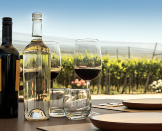 Dækket bord med vinflaske og glas i Napa