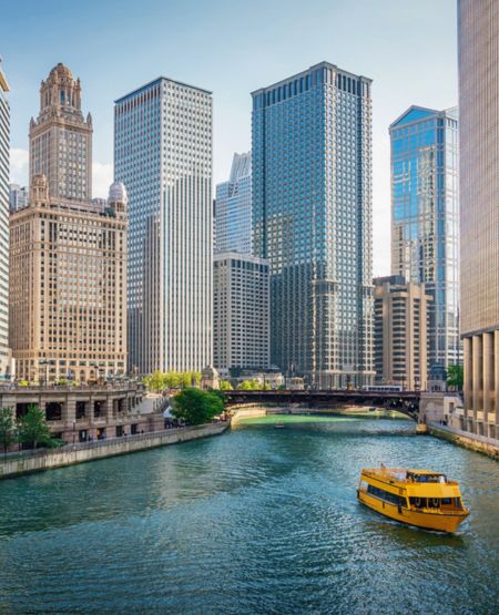 Chicago River med båd og Chicago Skyline