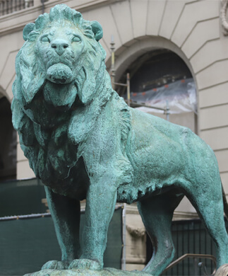 Statue er løve foran The Art Institute of Chicago