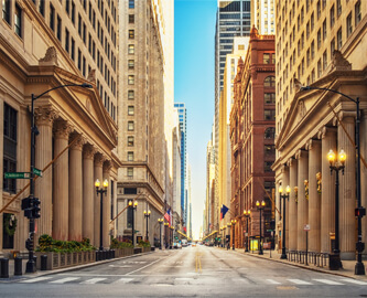 Bybillede af vej og høje bygninger i Chicago