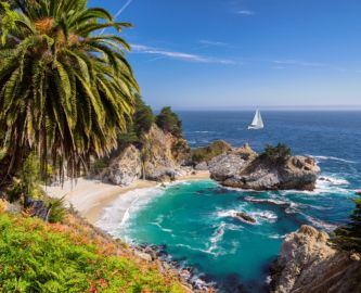 Julia Vandflald og smuk strand ved Pfeiffer beach langs Big Sur i Californien