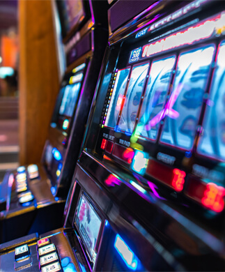 Spillemaskiner på række på kasino