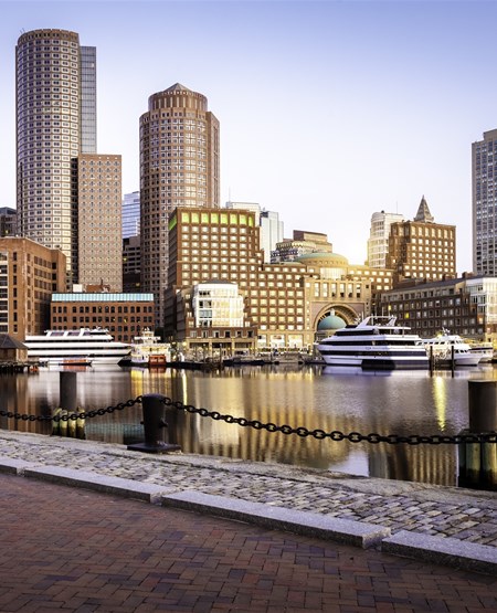 Smukudsigt til Boston Harbour og skyline