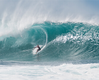 Surfer på stor bølge ved Hawai, Oahu