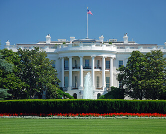 Det hvide Hus set forfra med træer i siderne i Washington D.C.