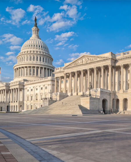 Capitol Hill set fra siden af i solskin I Washington D.C.