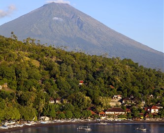Mt. Agung ved Amed stranden på Bali