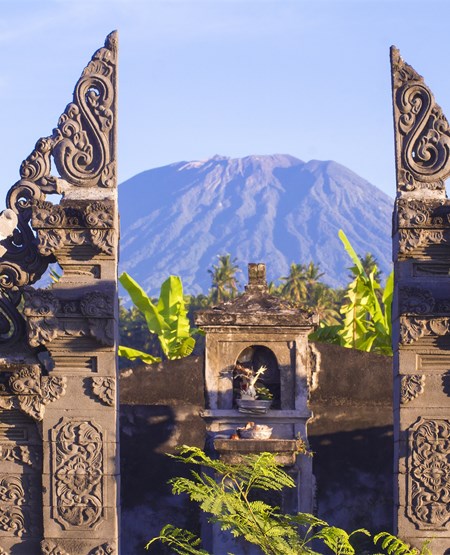 Tempel med Agung bjerget i baggrunden ved Amed, Bali