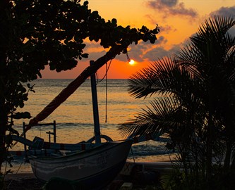 Amed stranden i solnedgang på Bali