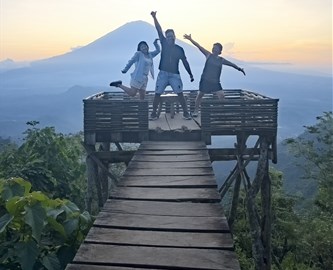 Mennesker i solopgang over Mount Agung ved Amed på Bali