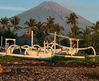 Både på stranden ved Amed, Bali