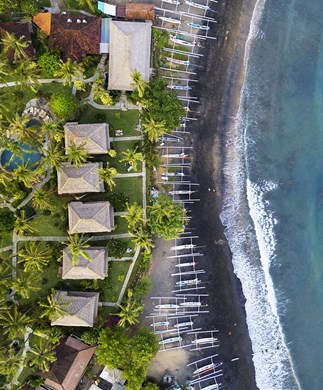 Luftfoto over kyststrækningen ved Amed på Bali