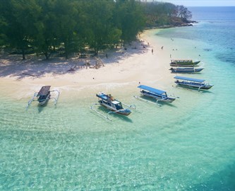 Både i vandet ved skøn strand på Gili, Bali