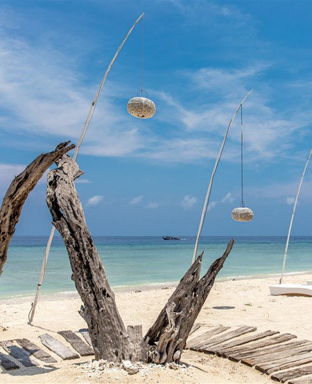 Smuk udsigt over strand med solsenge på Gili, Bali