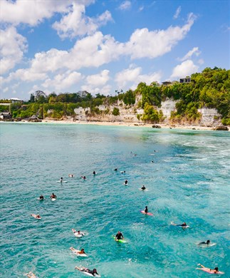 Balangan stranden med surfere i vandet, Bali