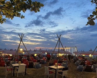 Restauranter i solnedgang på stranden i Jimbaran på Bali