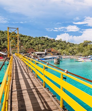 Den gule bro, Yellow Bridge, som forbinder Nusa Lembongan og Nusa Ceningan på Bali