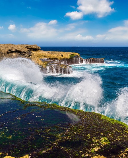 Brusende bølgende der slår mod Devils Tear ved Nusa Lembongan, Bali