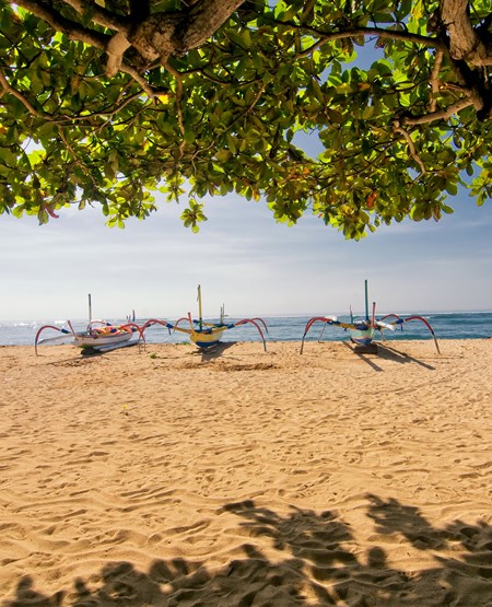 Udsigt ud over strand og hav på Sanur, Bali
