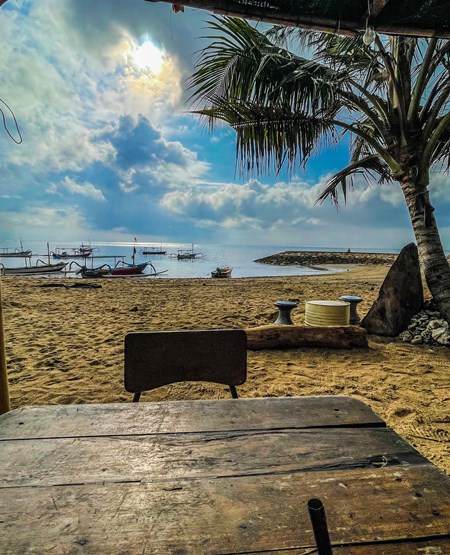 Bord og stol på stranden i solskin på Sanur, Bali