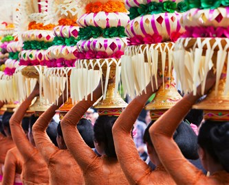 Kvinder som bærer kurv på hovedet til festival på Bali