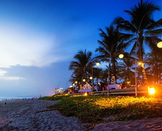 Strandbillede fra Seminyak på Bali i aftenlys